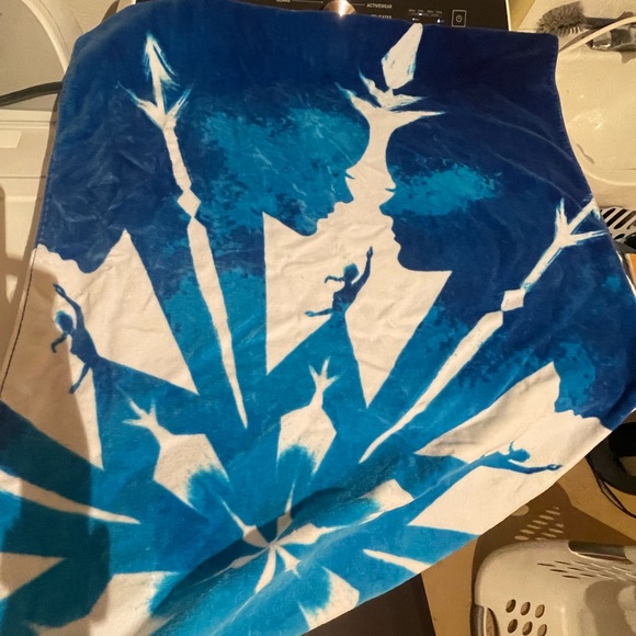 Disney Frozen The Hit Broadway Musical Towel Souvenir EUC - Picture 2 of 3